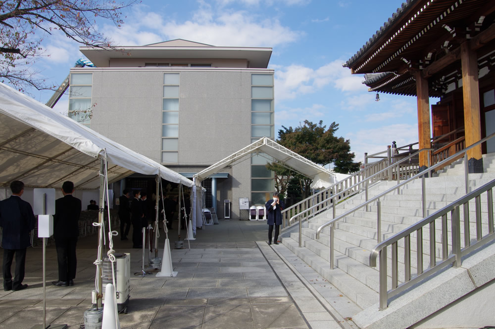 伝通院 繊月会館 正面テント